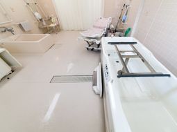 介護用の明るい浴室