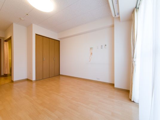 広々とした洋室の様子