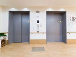 二つのエレベーター並ぶ廊下