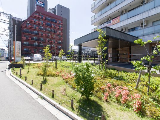 赤い建物と緑の庭