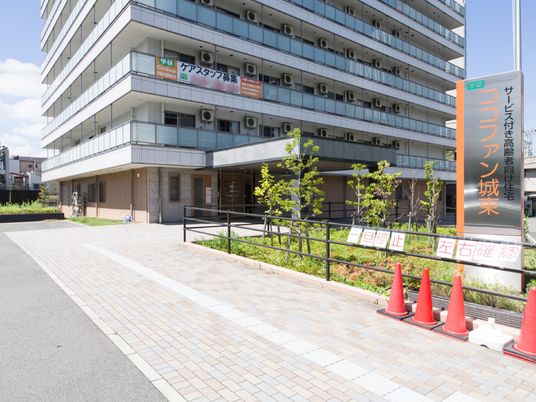 明るい日差しのエントランス風景