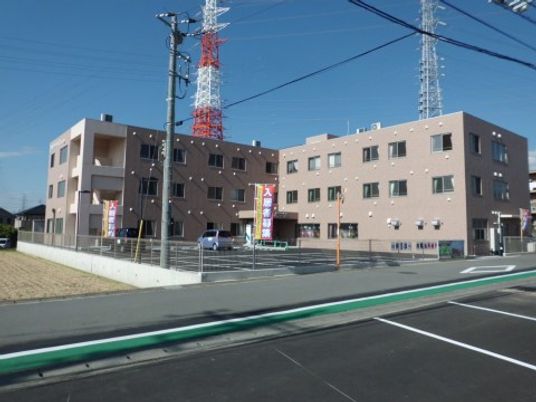 明るい日差しの外観
