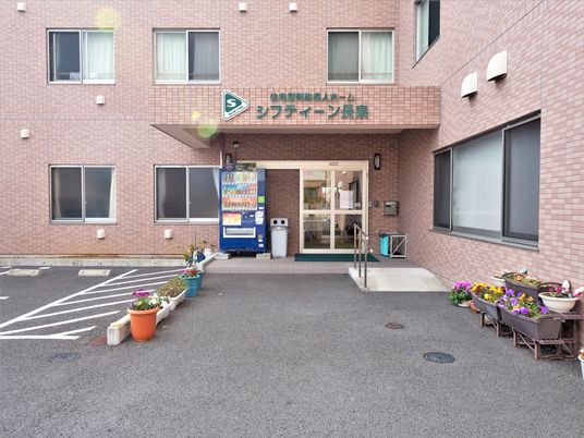 ピンクの建物とエントランス