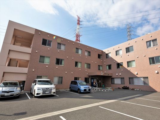 明るい外観の建物正面