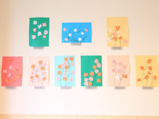 壁に飾られた花の絵