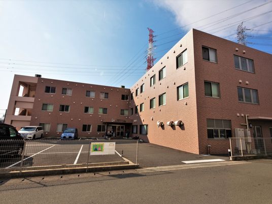 広々とした施設の外観