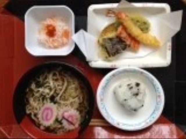 和風の手作り料理セット 食事 工夫を凝らした手作りの和食が並ぶ、栄養バランスを考慮したお食事の一例です。