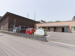 茶色い壁の建物外観