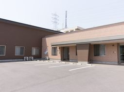 平屋建ての施設外観