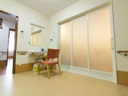 洗面所と赤い椅子の居室