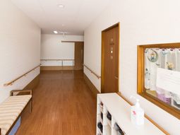 廊下の明るい風景