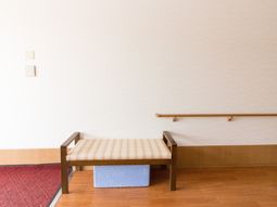 廊下にベンチと手すり