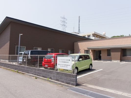 茶色の壁の建物外観