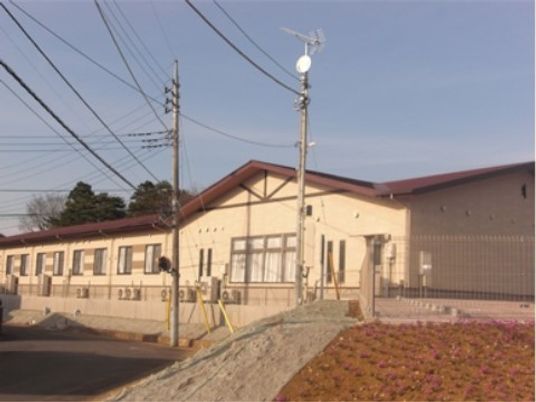 明るい日差しの一階建て外観
