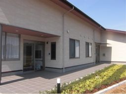 明るい外観の施設