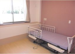 窓際のベッドがある部屋