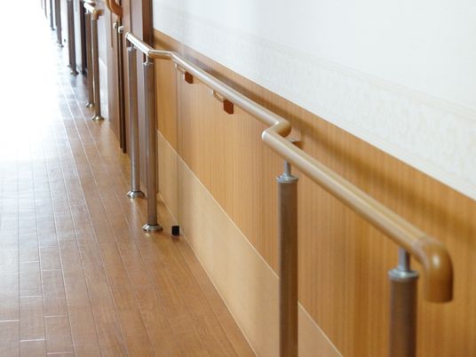 手すり付きのきれいな廊下
