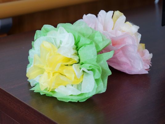 手作りの花が置かれたテーブル