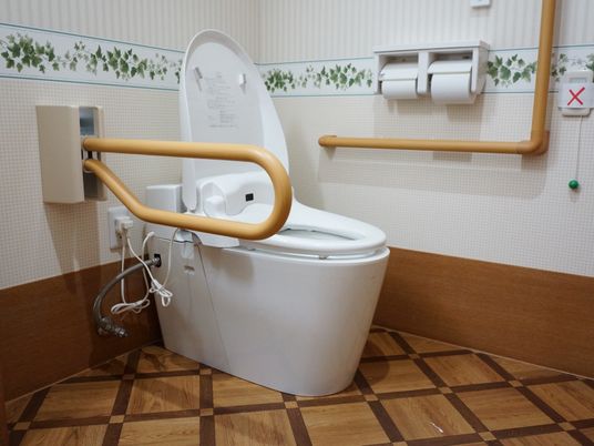 バリアフリー設計のトイレ