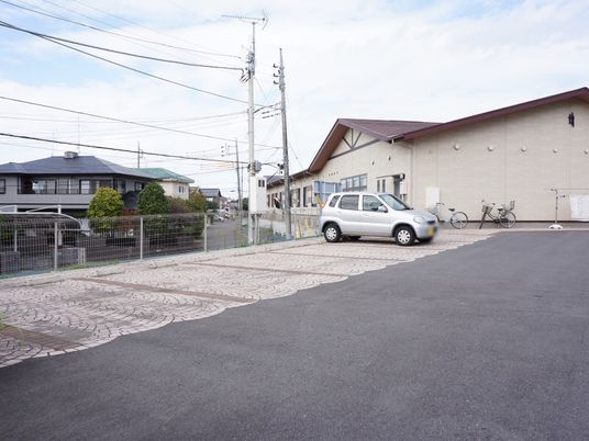 広々とした駐車場と建物