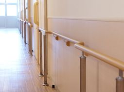 明るい廊下と手すり