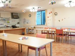 暖かい雰囲気のダイニングルーム