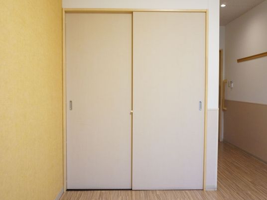 明るい廊下の片引き戸