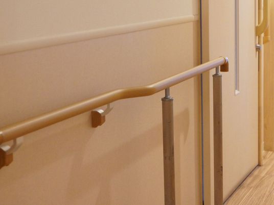 廊下の手すりと扉