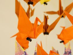 色鮮やかな折り鶴