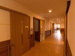 清潔な木目調廊下