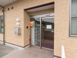 明るい煉瓦のエントランス