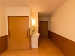 明るい廊下と扉