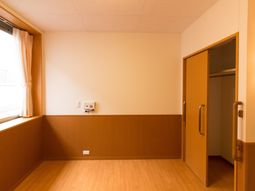 明るい居室の一角