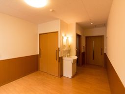 廊下の手すりと洗面台