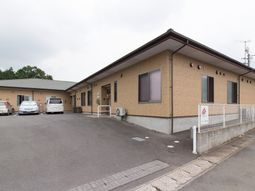 明るい外観の建物