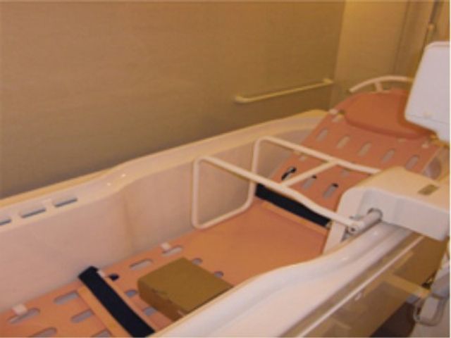 バリアフリーの浴室 介護用入浴機器 安全に配慮した設計の浴室です。手すりやシートがあり、サポートが必要な方も安心してご利用いただけます。