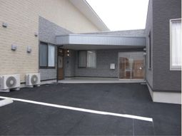 清潔感のある建物エントランス