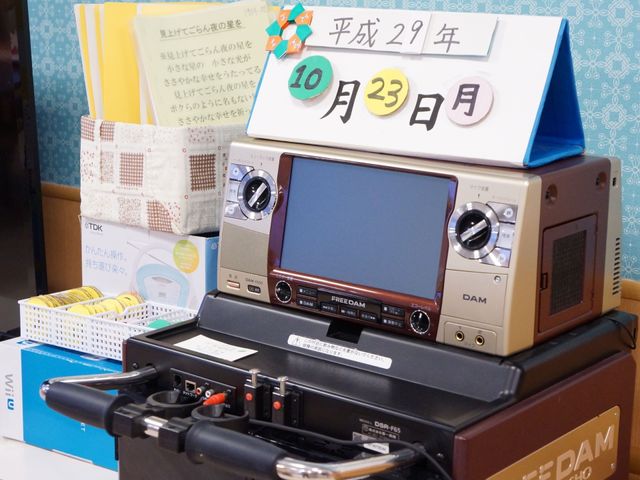 カラオケ機器とカレンダー カラオケ設備 日々の娯楽を支える音楽機器が住まう方々の交流の場を豊かにしています。充実したレクリエーションが予想される職場です。