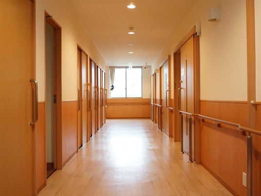 手すり付きの明るい廊下