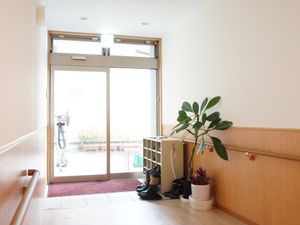 出入り自由な採光豊かな廊下