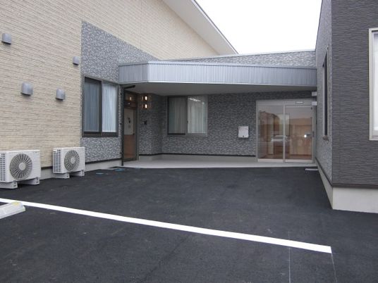 建物前の駐車場  