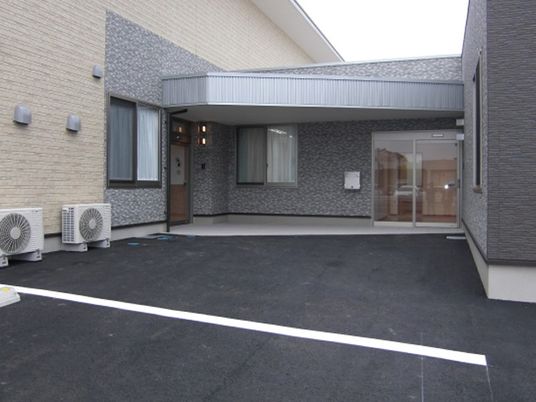 建物前の出入口  