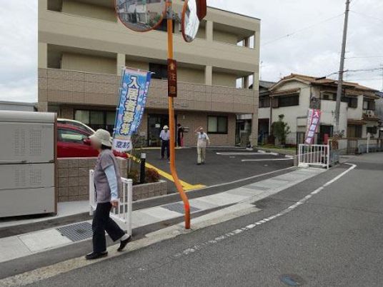 外観の施設と歩行者