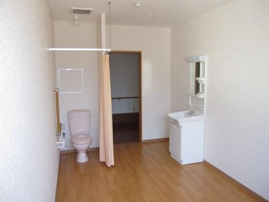 明るい居室のトイレと洗面台