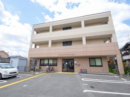 明るい外観の建物