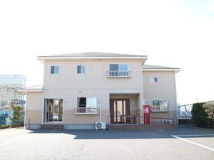 明るい外観の建物正面