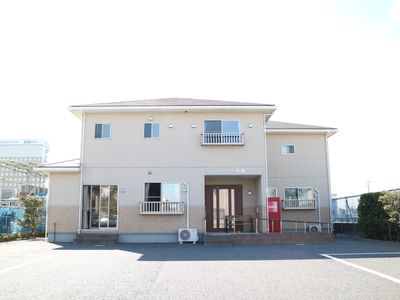 明るい外観の建物正面