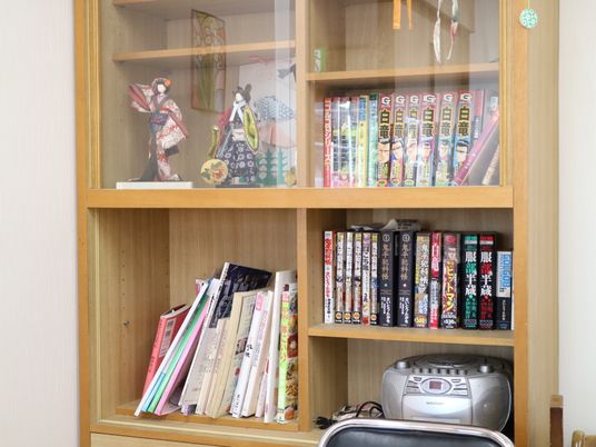 本棚とラジオカセット