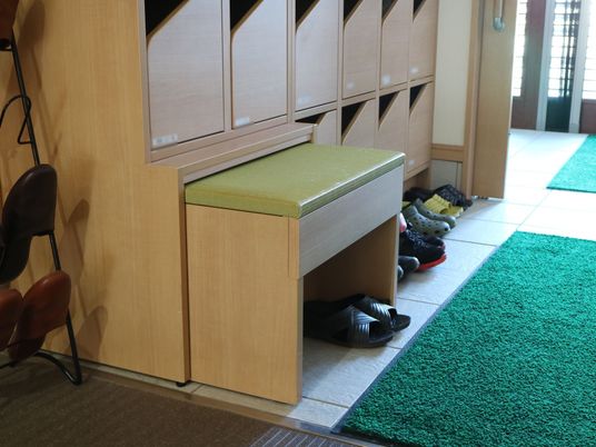 玄関の靴箱とベンチ