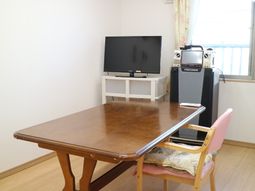 居室のテーブルとTV